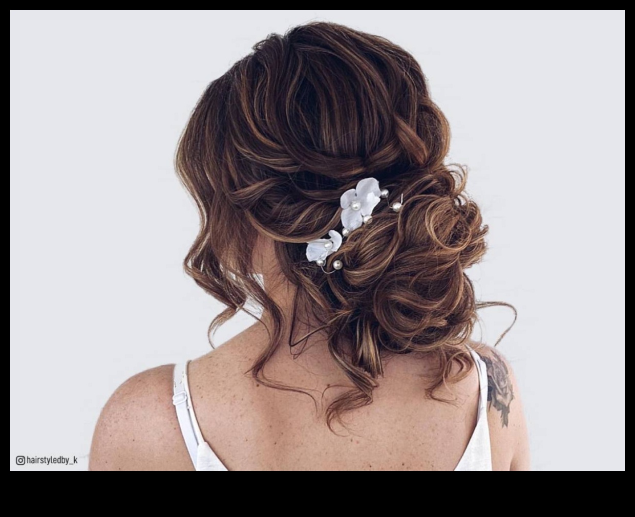 המשך אלגנטיות מאופקת: הצהרה עם תסרוקות מזדמנות