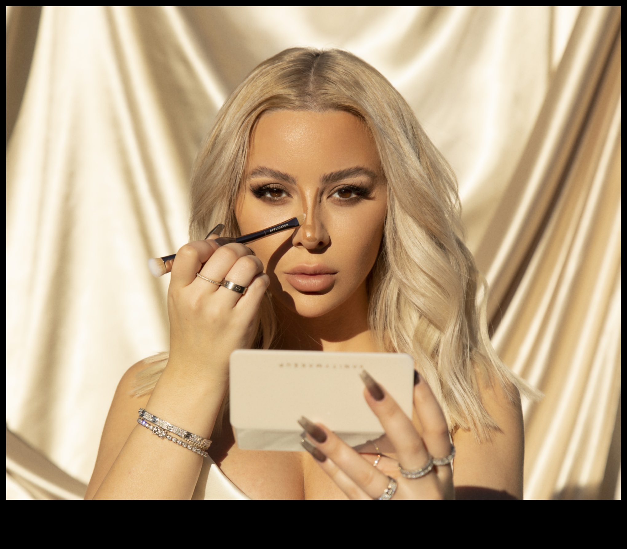 שיער בלונדיני ושפתיים אדומות: שילובים זוהרים קלאסיים