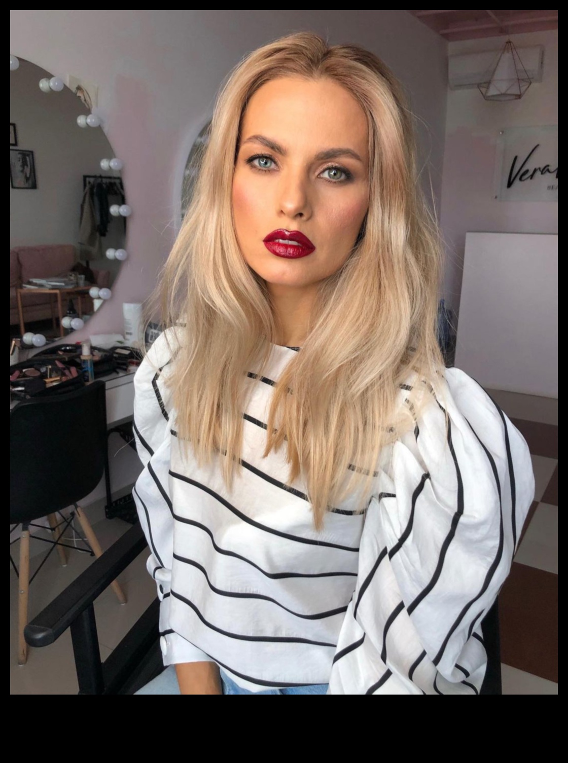 שיער בלונדיני ושפתיים אדומות: שילובים זוהרים קלאסיים