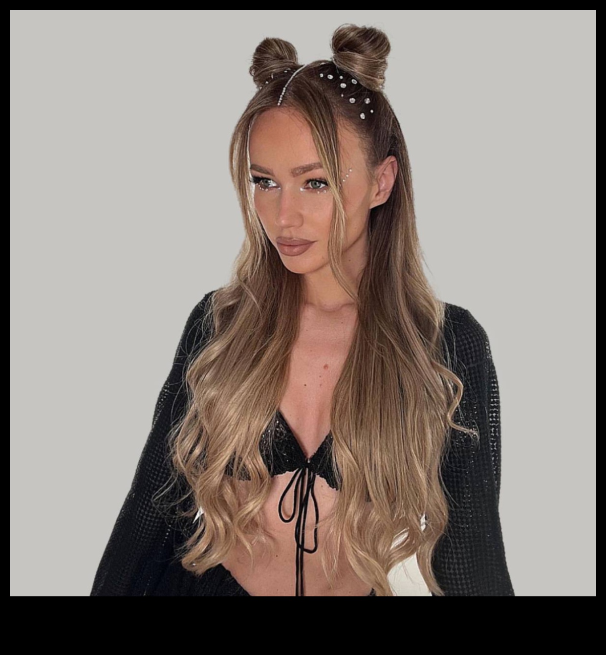 שיער בלונדיני וכיף בפסטיבל: תסרוקות בוהמיות לאוהבי מוזיקה