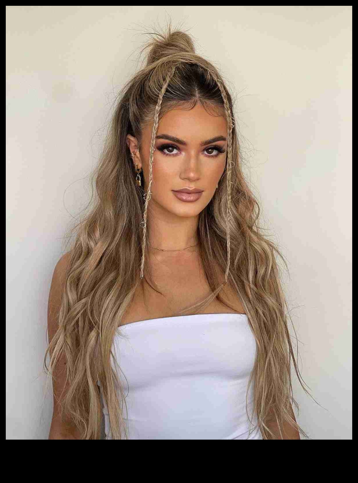 שיער בלונדיני וכיף בפסטיבל: תסרוקות בוהמיות לאוהבי מוזיקה