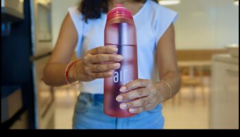 ללגום ולשתף: יצירת חוויות משקה אלקטרוליט עם חברים